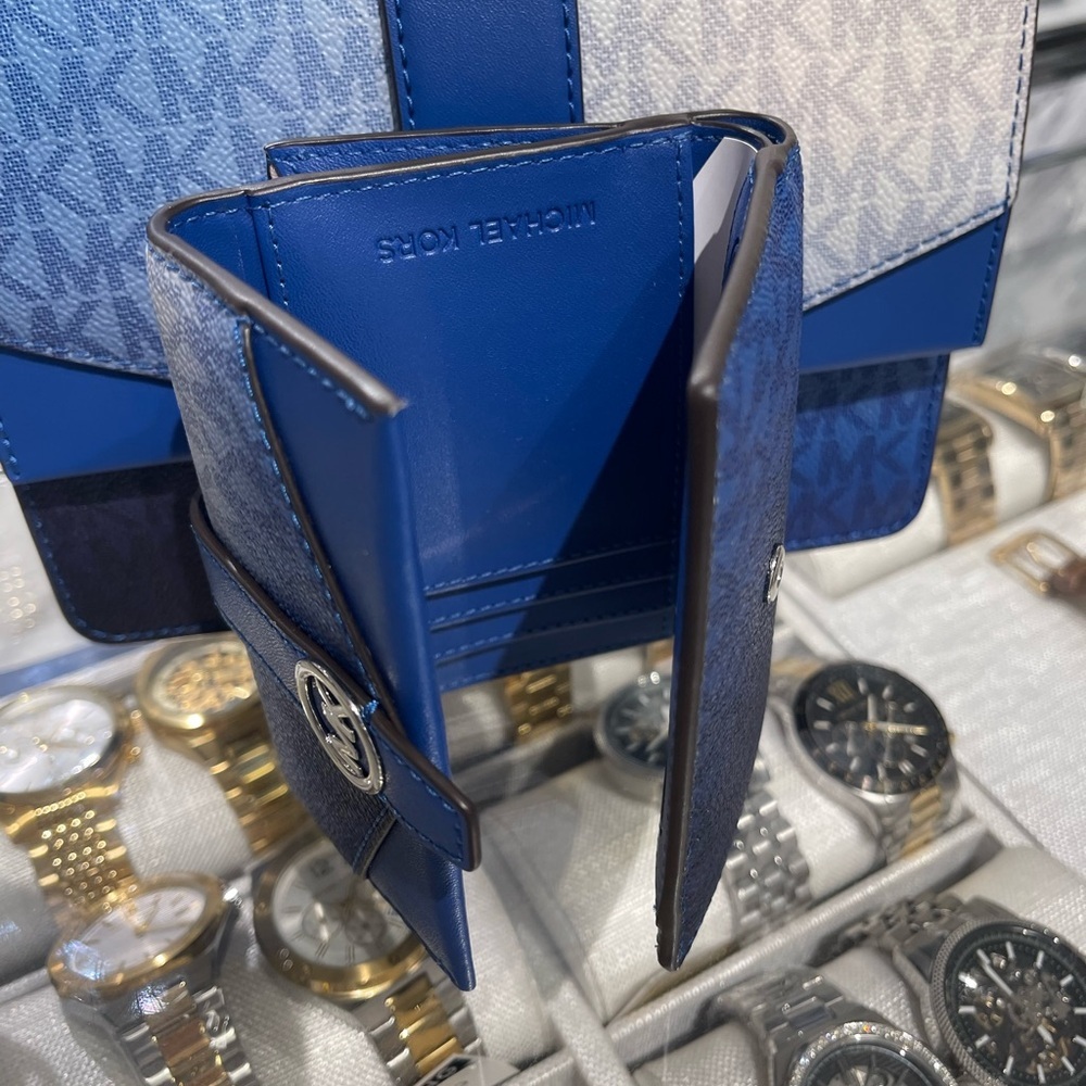 MICHAEL KORS Greenwich Med Ombré Signature Logo Tri-Fold Wallet
Galaxy Blue
NWT - Picture 13 of 16